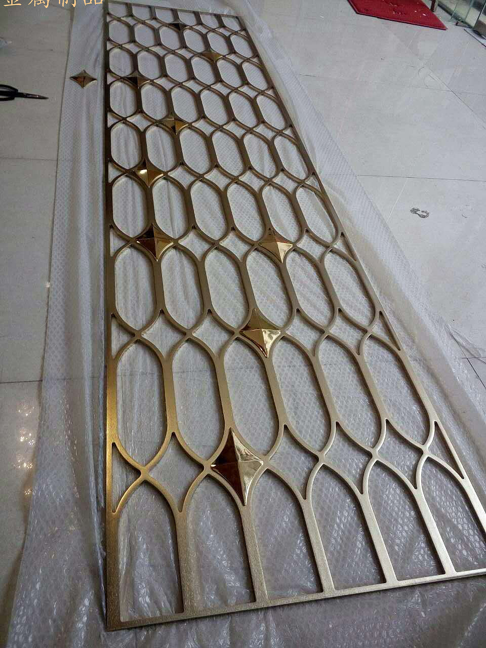 有艺术有品位的镜面钛金不锈钢激光镂空花格屏风