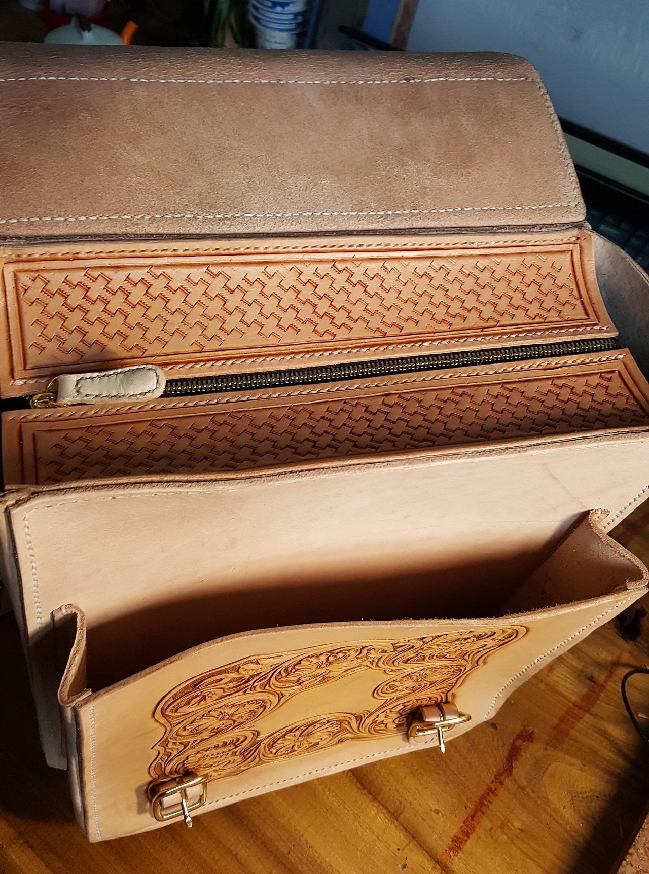 个性定制皮雕彩绘背包