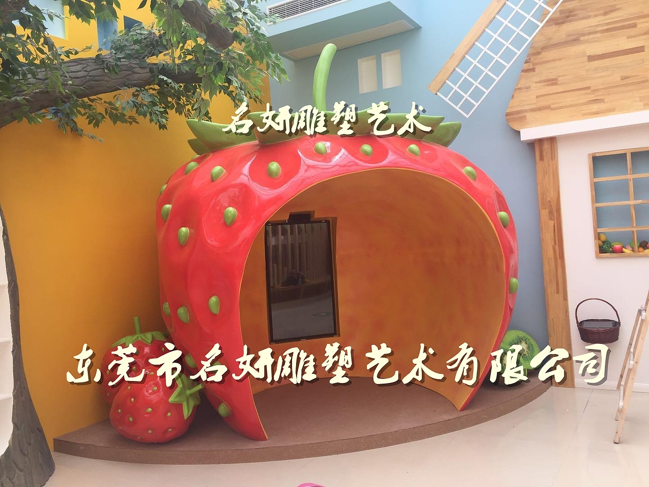 而创意玻璃钢草莓屋造型雕塑是静态,一动一静互相衬托