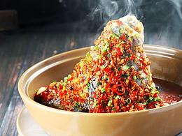 老坛剁椒鱼头---据说是湖南的经典名菜嘞