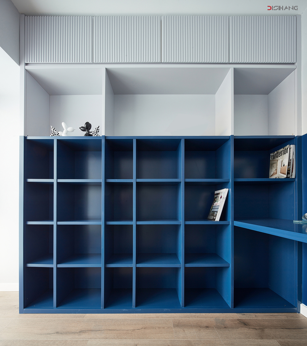 静谧的深蓝和温柔纯白,强烈的色彩对比让空间层次分明,尽显雅致的格调。