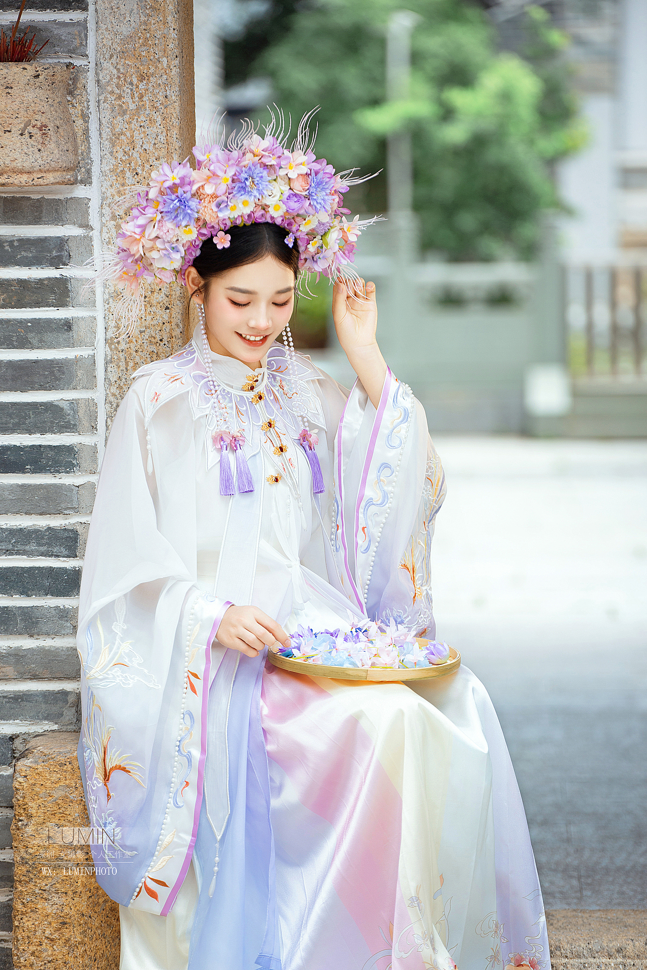 簪花,如诗中的点缀,璀璨而生动。深圳簪花写真摄影