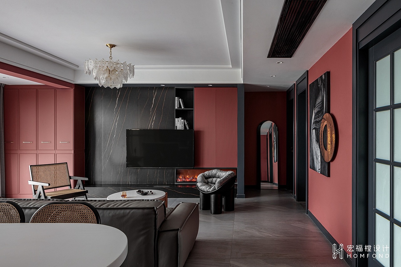 珊瑚色将诱惑与魅力渗入空间,与小部分魅影黑进行碰撞,产生更具包容力与戏剧性气氛。阳台储物柜面、电视墙、走廊处,以非对称的方式,打开不拘一格的视域。空间浓烈的气息与形式、材料体现出复古与现代主义的融合并存,带来撩起内心度假情节的视觉效果。