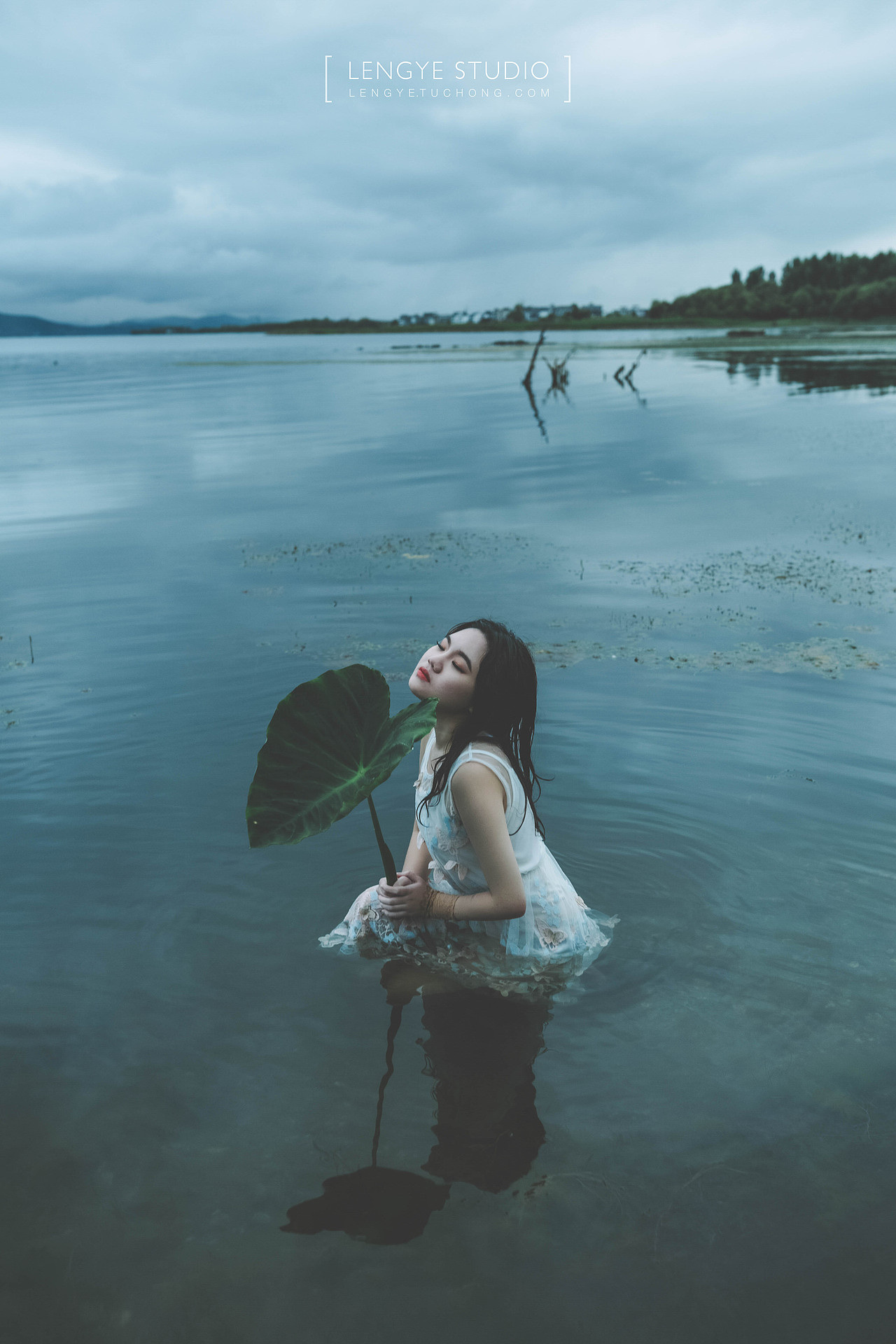 她在雨中,没流过一滴泪