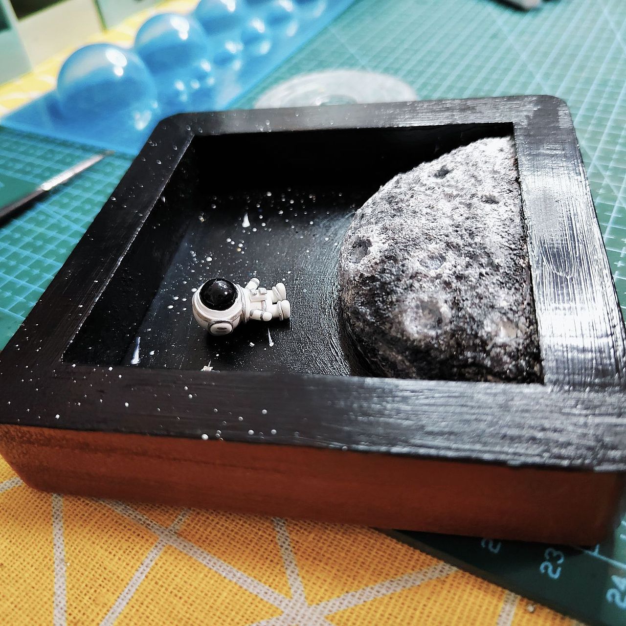 原创粘土手作\即将登陆月球（图ZMzM3MTUxNzY4） - 其他手工艺 - 站酷设计师杨大胆yangdadan原创素材 - 站酷ZCOOL