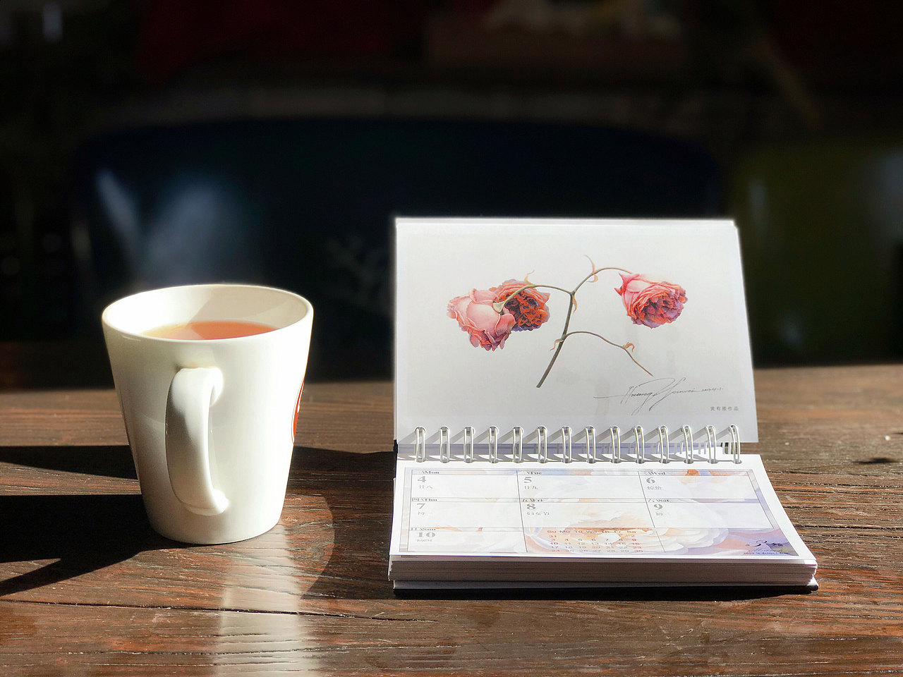 我喜欢驻足在晨曦中的玫瑰花前静待花开