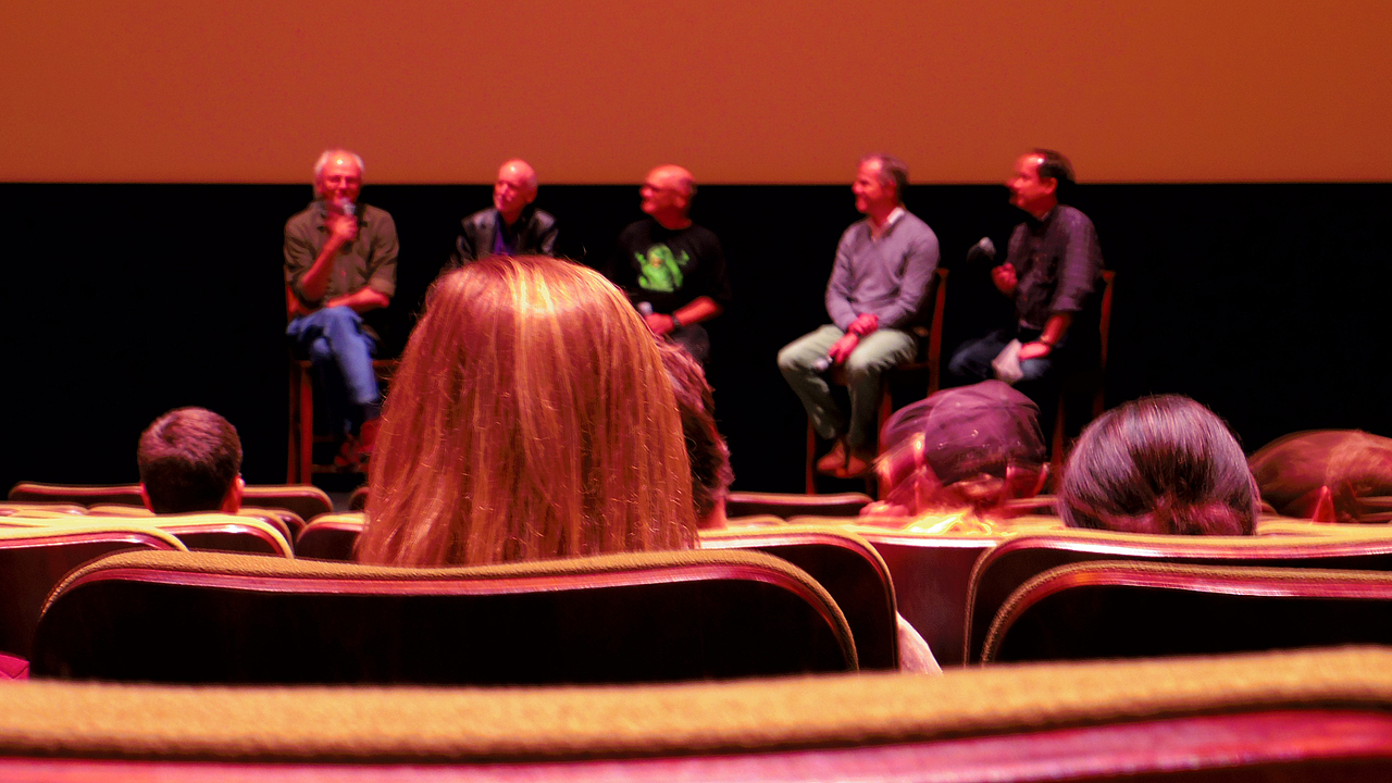 放映会结束后，导演跟当时的几位特效制作人与大家交流与感慨，岁月不等人，曾经的先锋设计师转眼已成老炮儿...