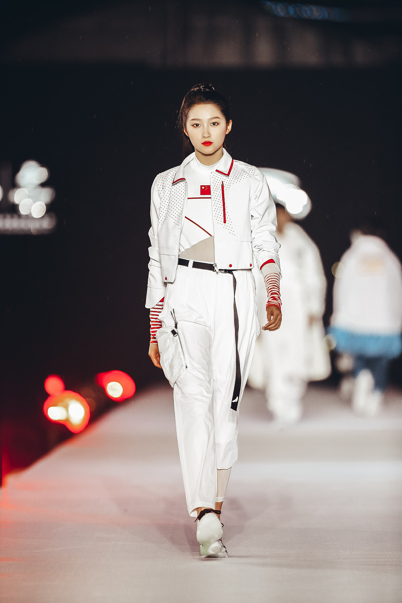 中国时装，盖娅传说2019年春夏主题“画壁•一眼千年”的时装秀|画壁|盖娅|时装秀_新浪新闻