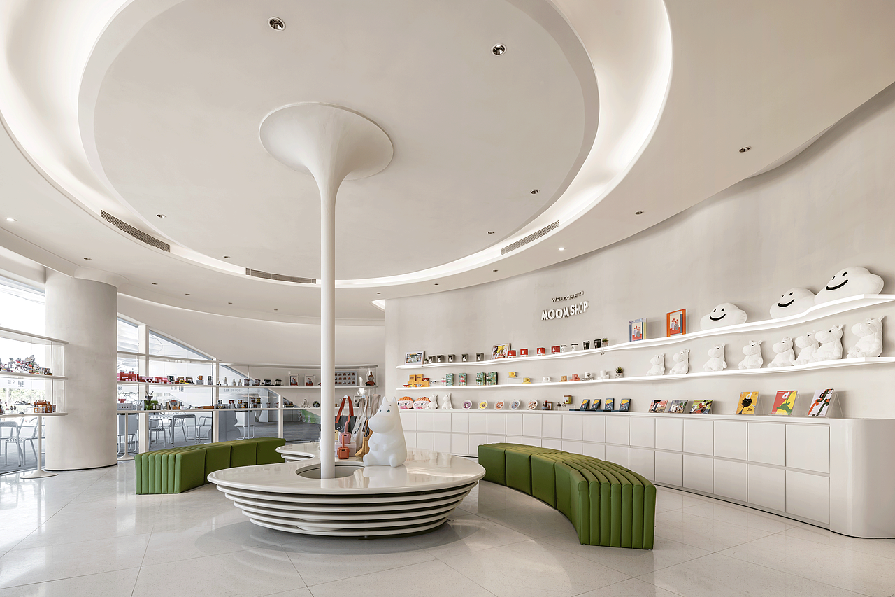 特色IP Shop是针对新世代群体定制的文化体验空间，各色潮流文创IP在此展示出售，网红打卡式的商业设计语言，为年轻群体提供一个可以进行文化共鸣的场所，传递出一种对生活的热爱。