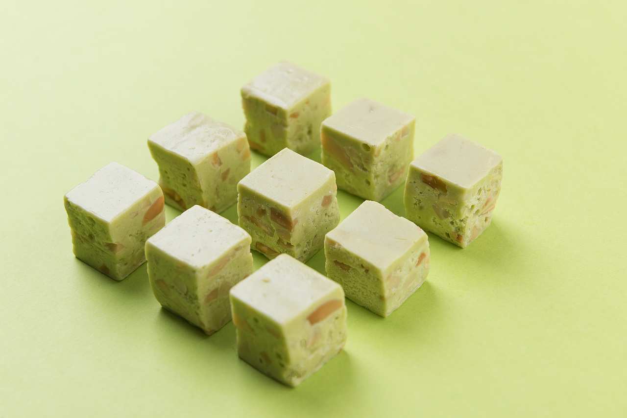 一个人的好天气的牛轧糖产品静物摄影