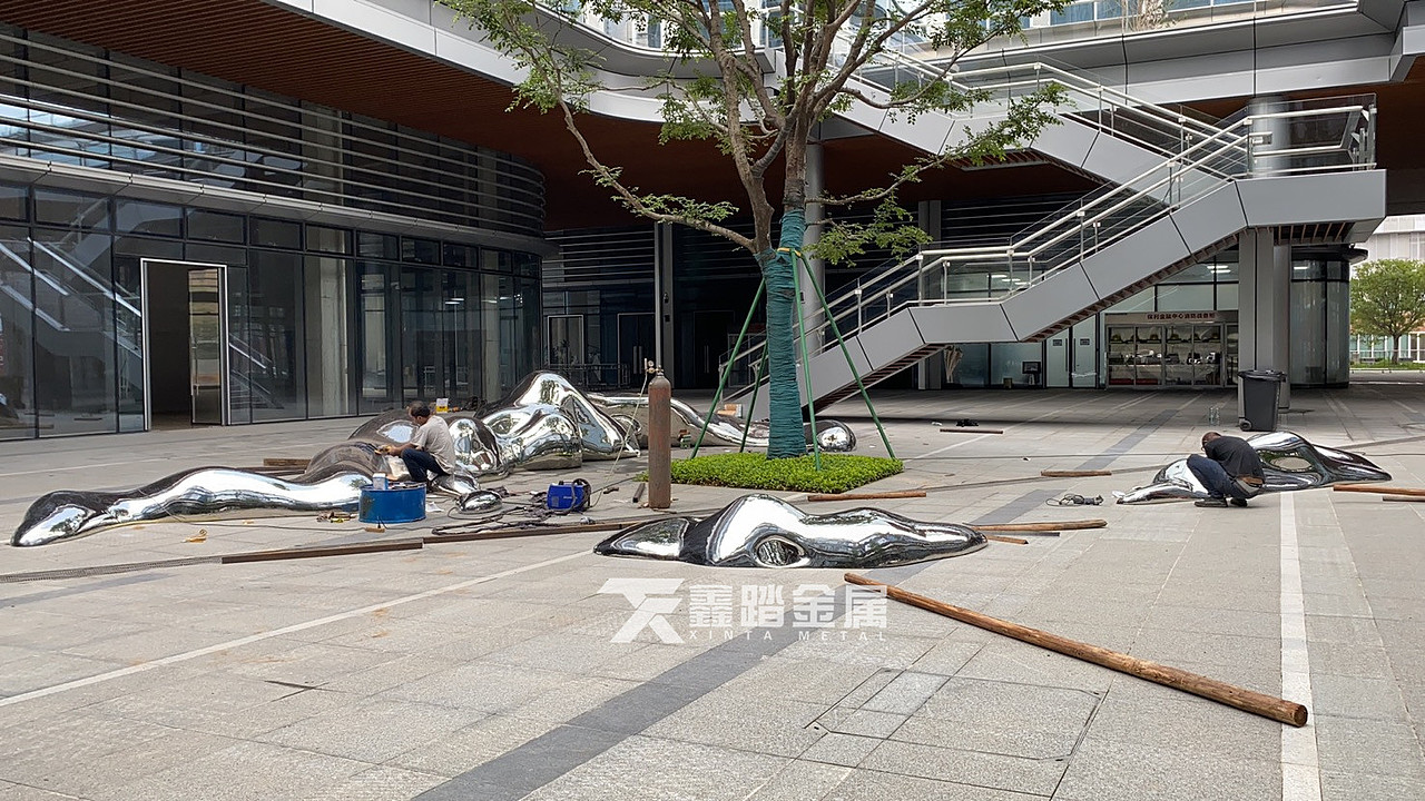 定做广场装饰性异型雕塑 手工锻造抽象不锈钢水滴雕塑