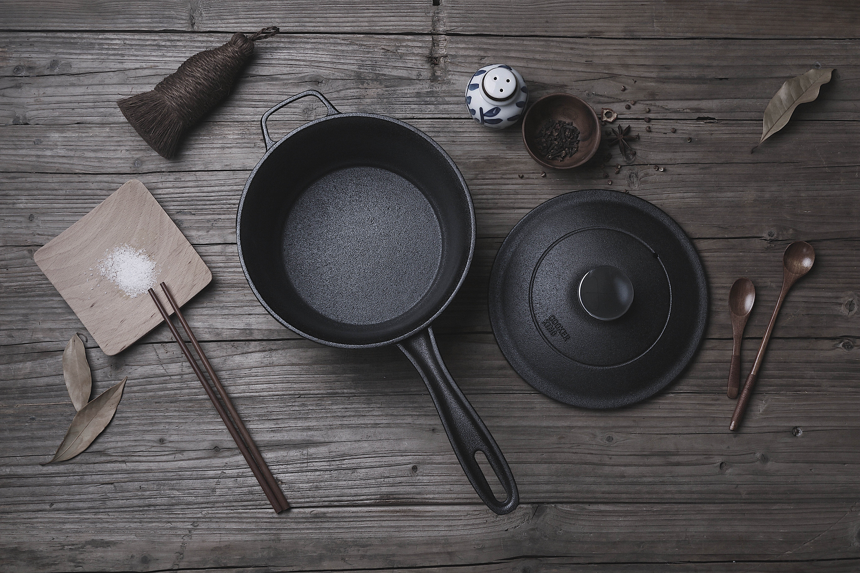 炊大皇厚铸铁锅场景摄影