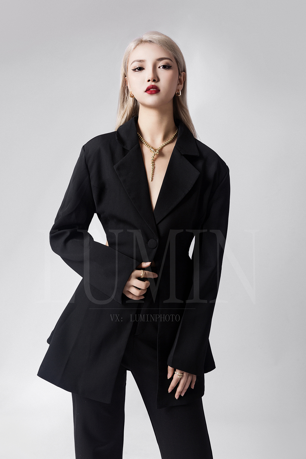 西装写真气质满满,一次形象示范