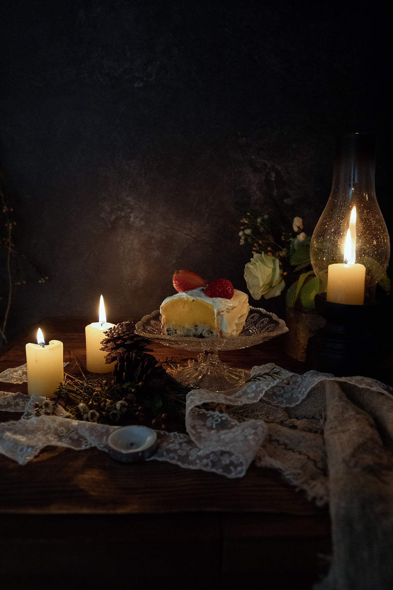 蜡烛旁边的松果在拍亮一些的时候并没有觉得有什么,但改成暗调拍发现有点糊成一团的感觉,下次在摆的时候还得再多注意一些。