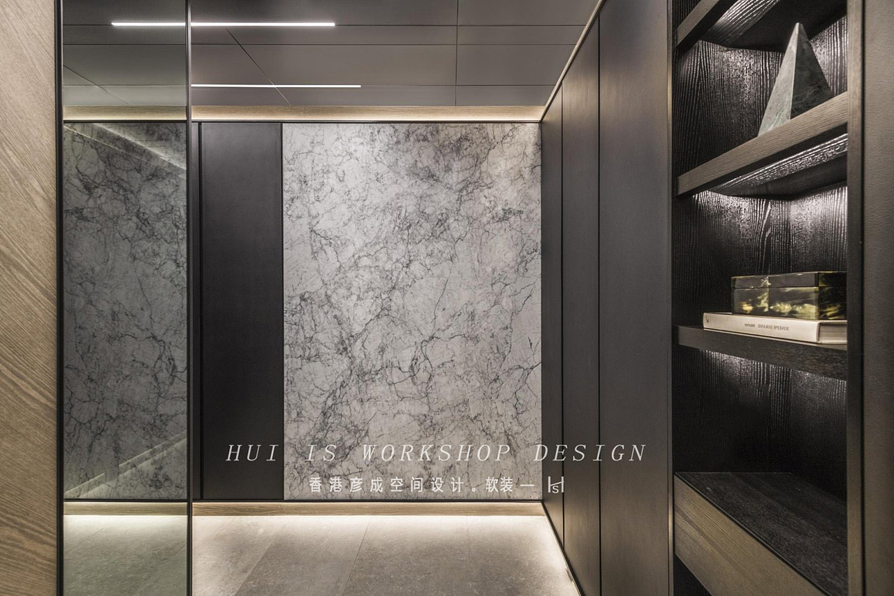 玄关采用大理石作为背景,结合石材纹理拼花通过深咖色的展架使玄关与客厅浑然一体,这既强调了玄关的独立性又能让玄关与内部产生更多的互动,而且增加了空间连贯性。