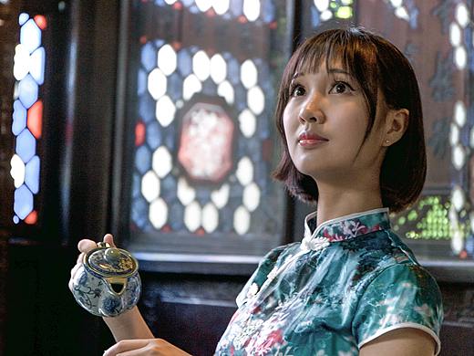 室内古风调色,穿旗袍的美女