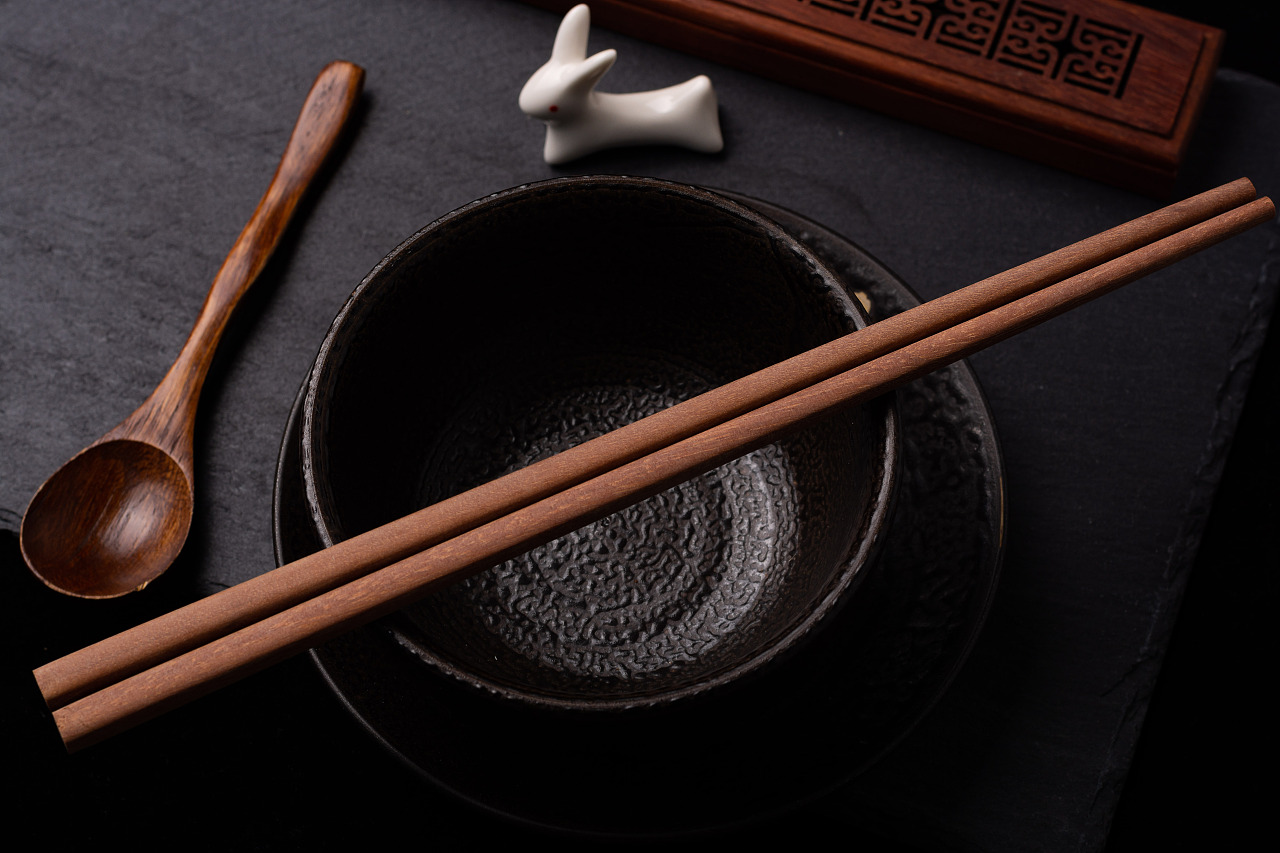 美食筷子夹起的水饺高清摄影大图-千库网
