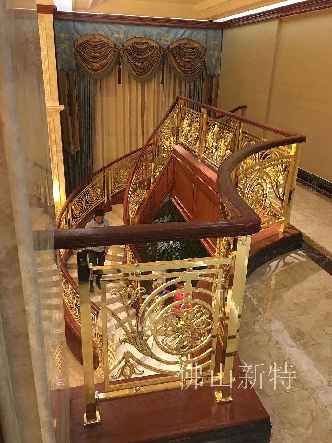 别墅镀金铜楼梯扶手在灯光下格外耀眼