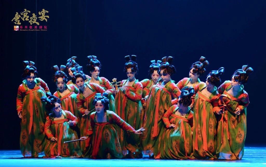 搭配着月牙型的妆容"斜红",这些舞者仿佛就是唐朝的乐师舞女