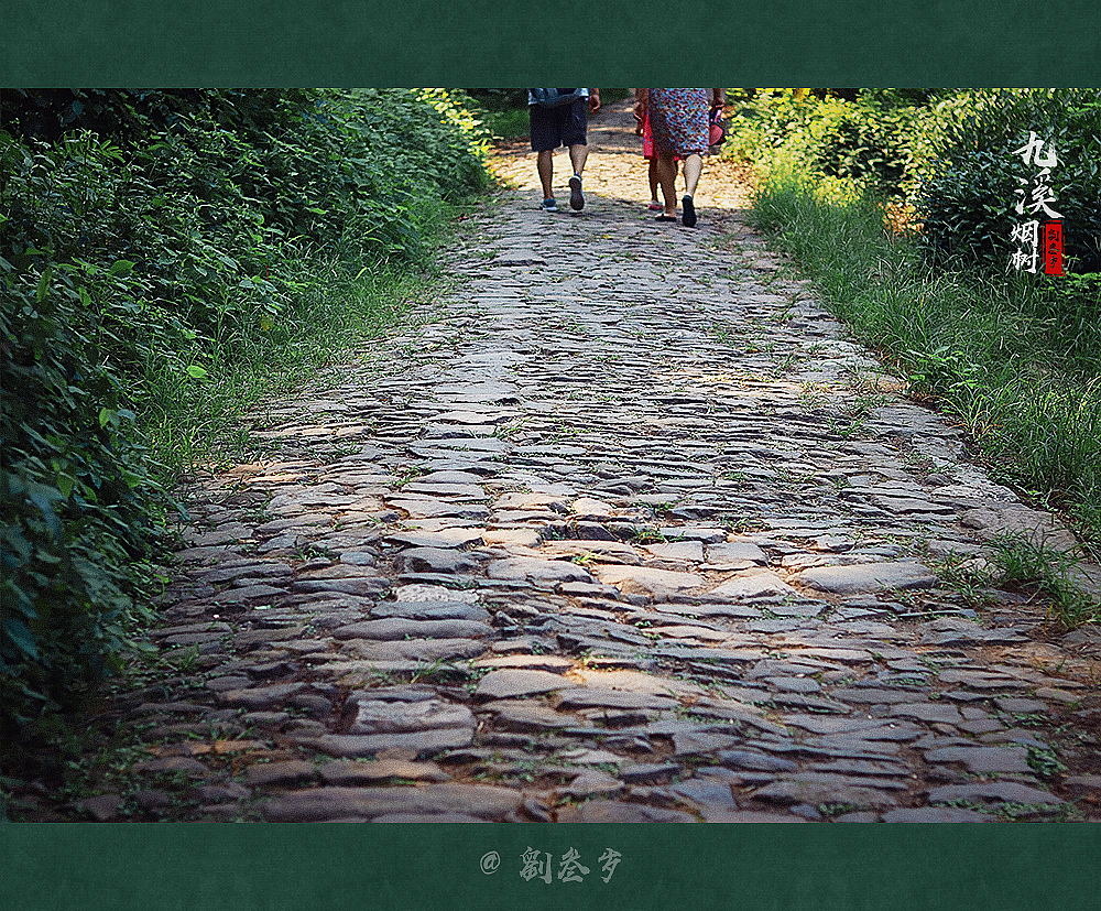 前面的夫妻脚步可真齐