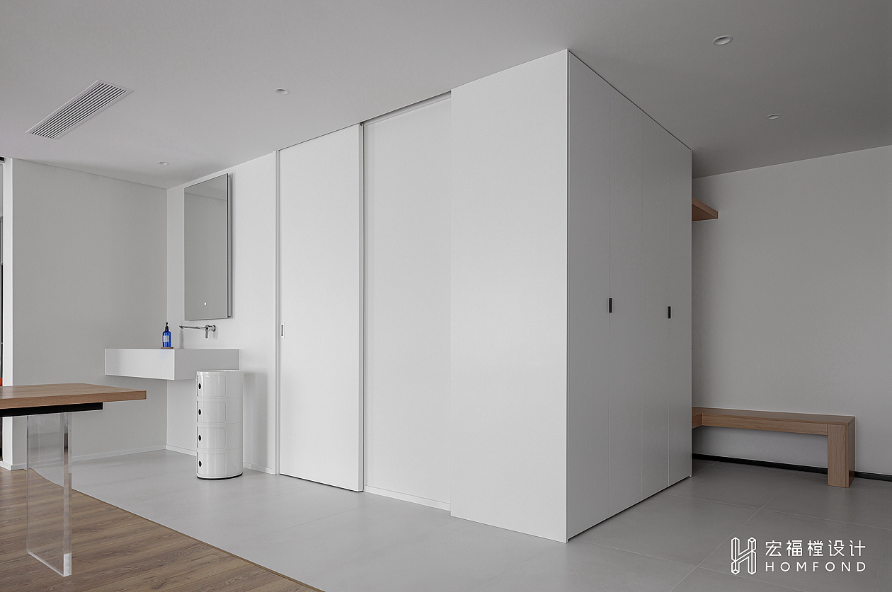 强调空间的整体价值，卫生间与玄关储物柜体在视觉上共同联合为一块整体，并与空间中的白色基调融合，形似一只可爱的盒子。