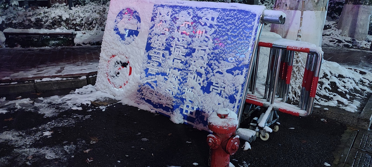 夜晚的中山陵雪景