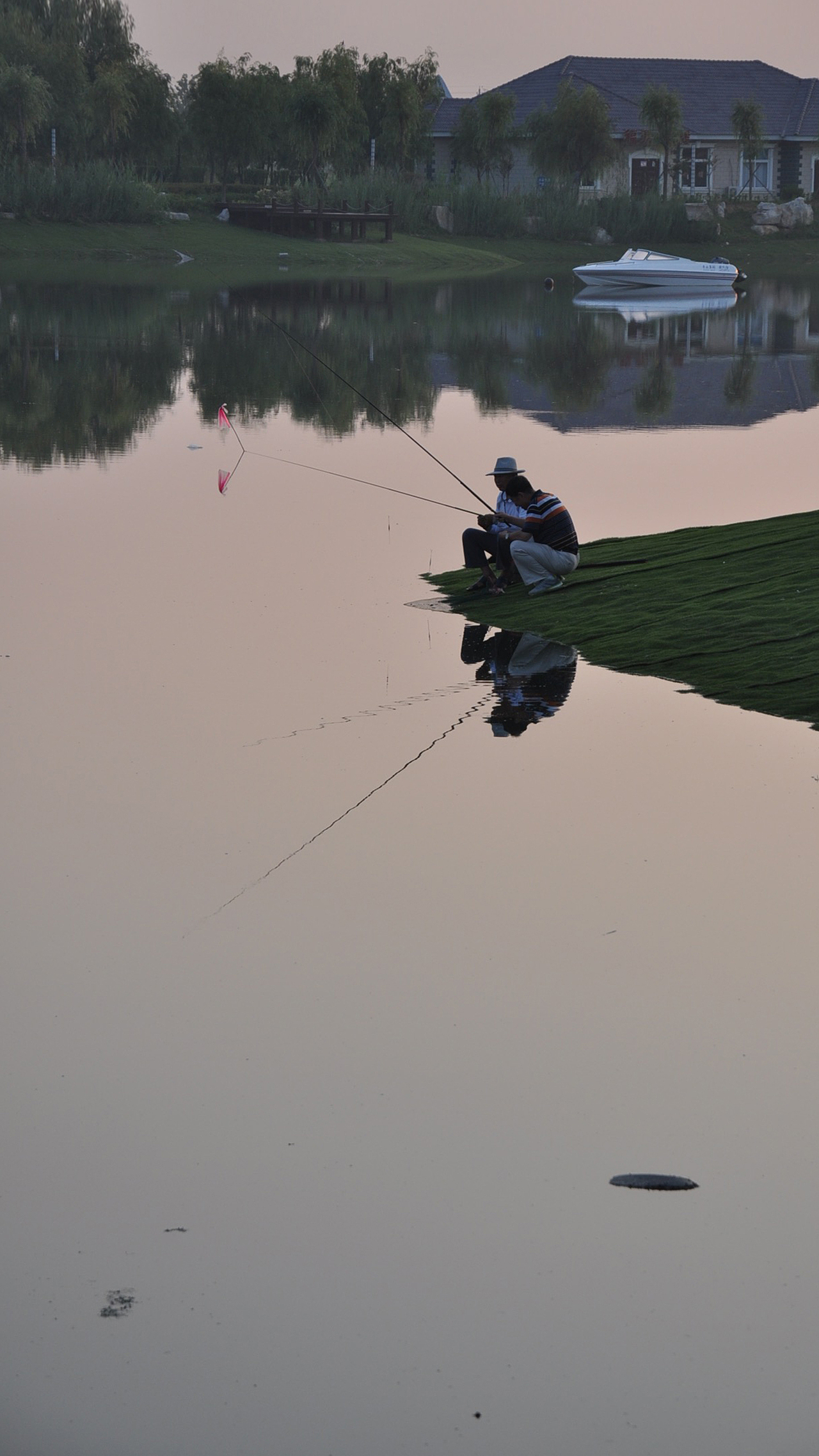清晨在香水河的垂钓者
