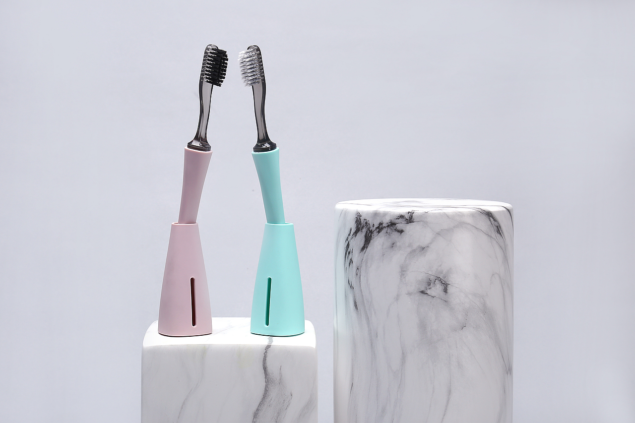 创意情侣款牙刷拟人手法拍摄