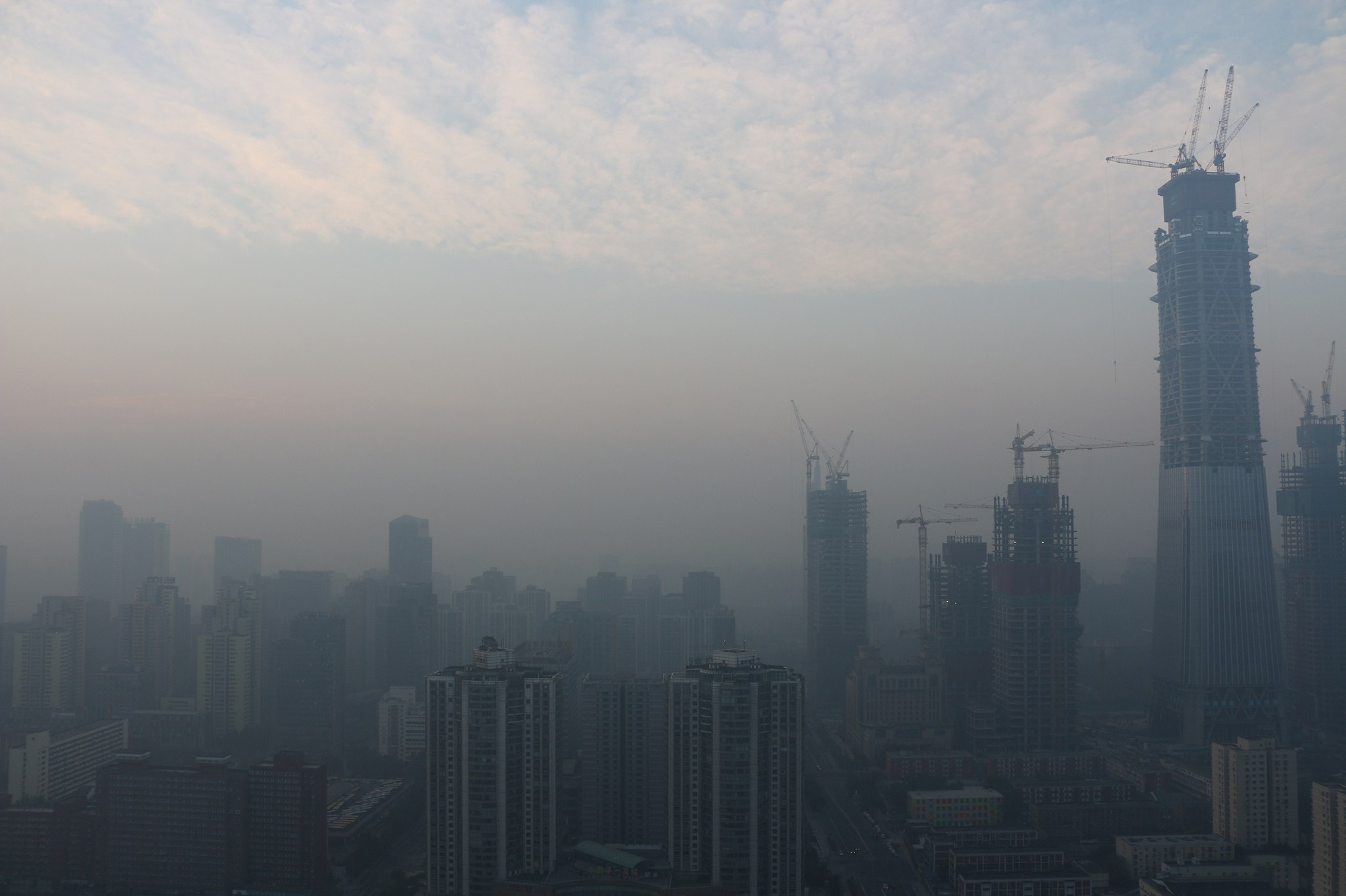 (这是一个雾霾的天气,画面很灰)