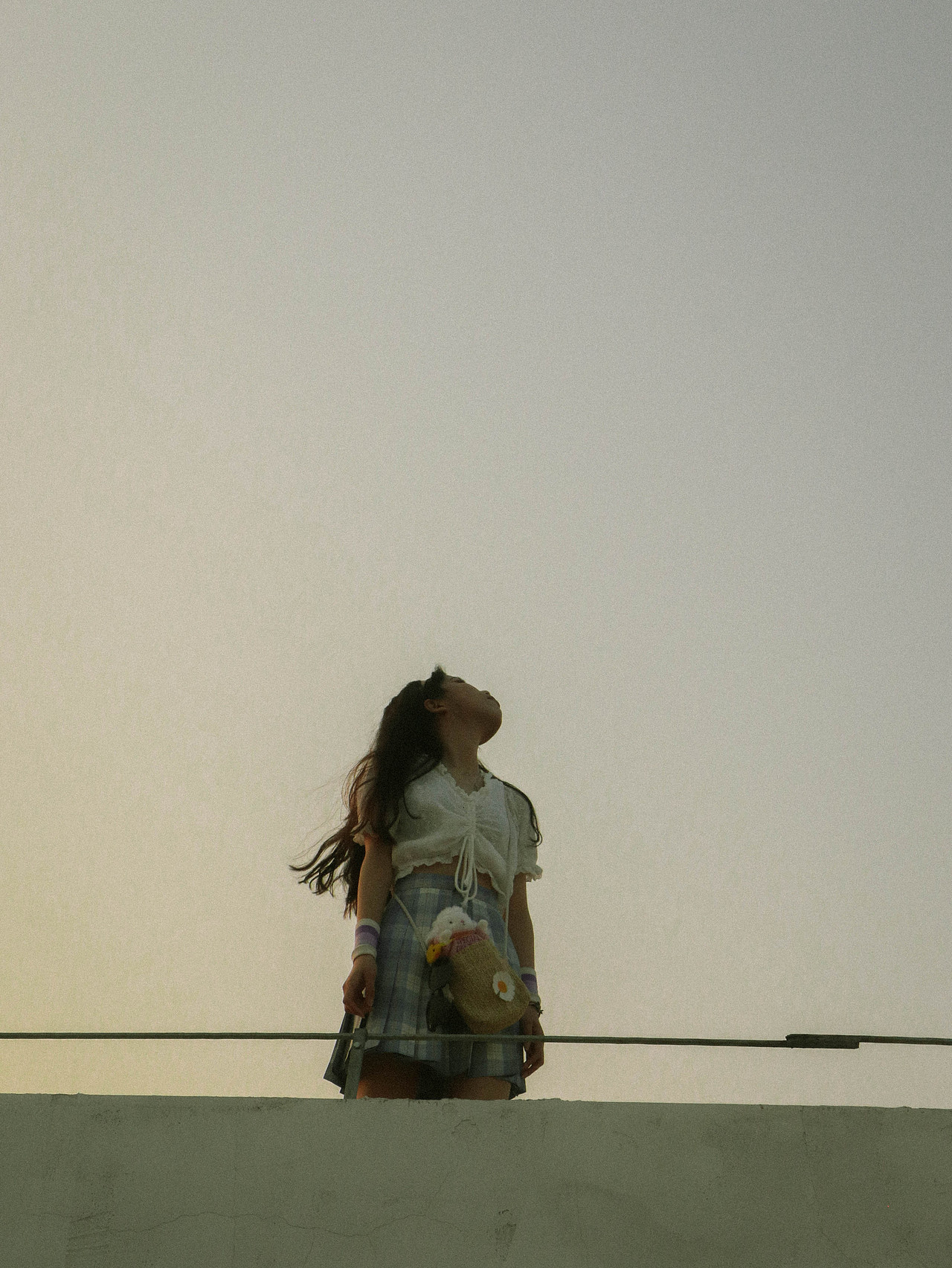 天台跳舞的女孩