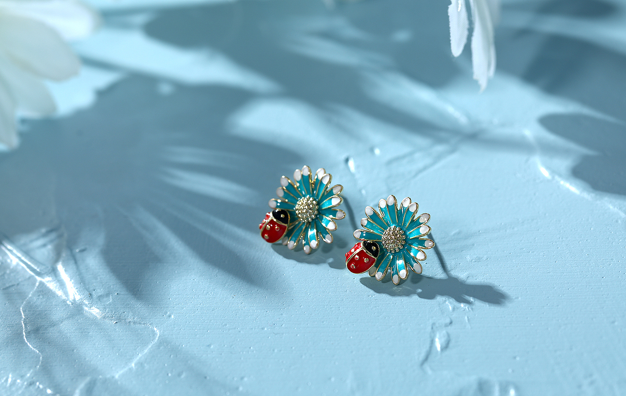 浅蓝底  小雏菊耳钉 首饰摄影  耳钉场景图  时尚首饰