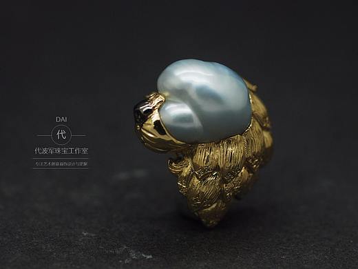 狗年他用异形珍珠做了三只狗！