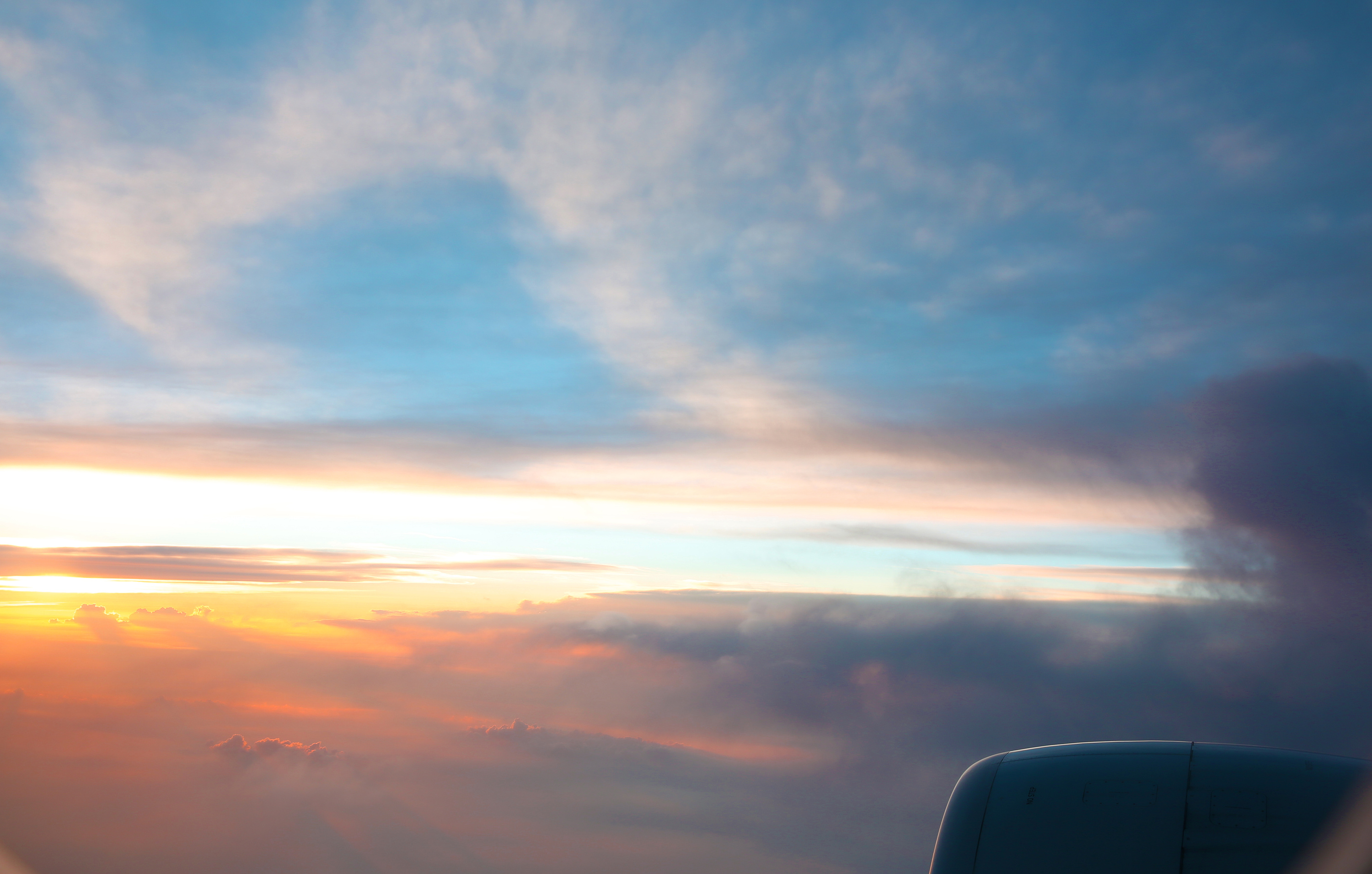 云层中欣赏晚霞