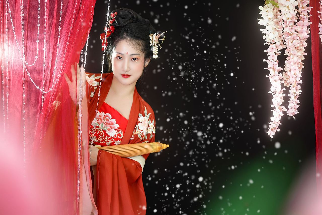 氛围感汉服写真,红花、轻纱、油纸伞,氛围感满满!