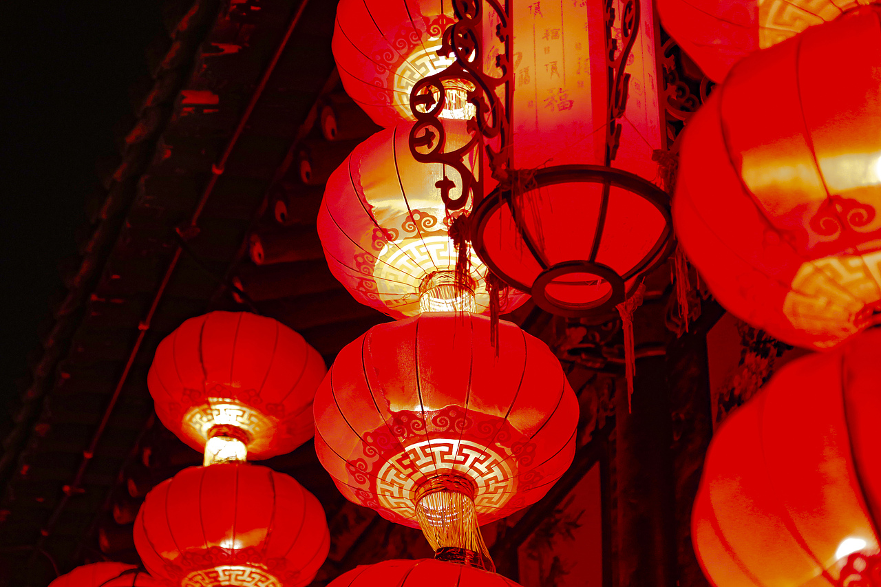 晚上的古城灯笼已经全部亮了起来,走在青砖路上,路上红彤彤的一片