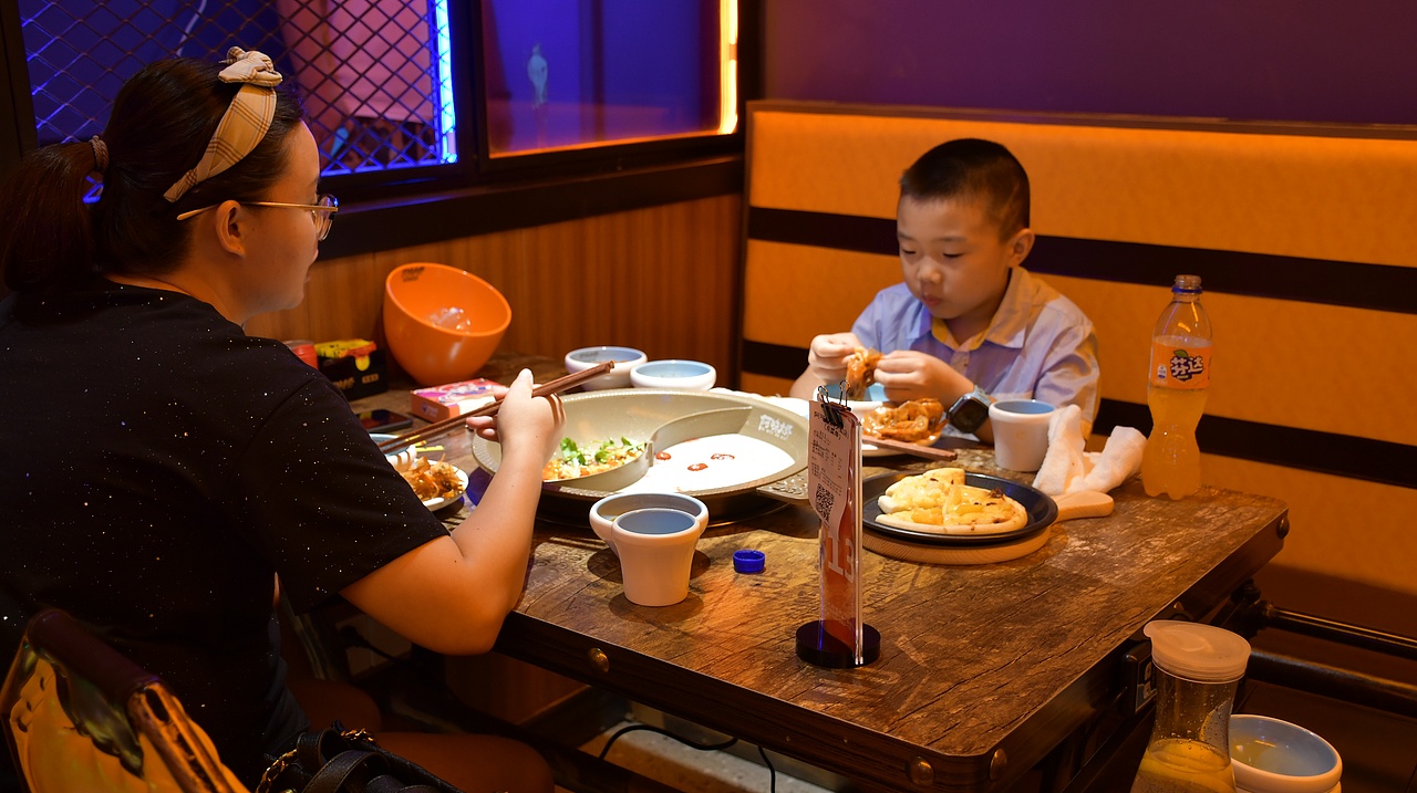 阿味大虾火锅连锁餐饮旗舰店实景拍摄 - 连锁加盟品牌（图ZMTcyNDg5ODY0） - 人像摄影 - 站酷设计师英皇视觉原创素材 - 站酷ZCOOL
