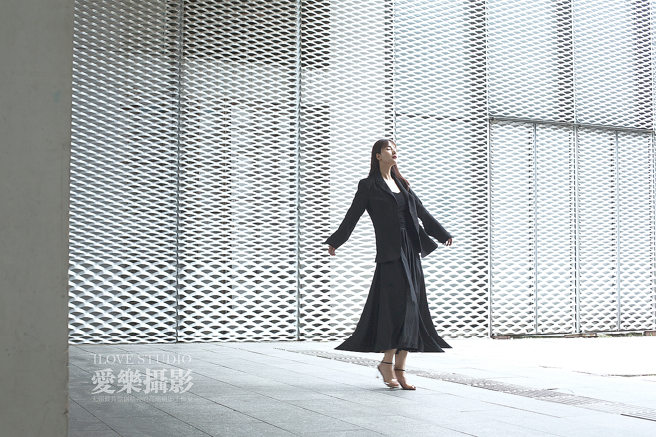 爱乐摄影原创写真作品——《美女,美景,美术馆》