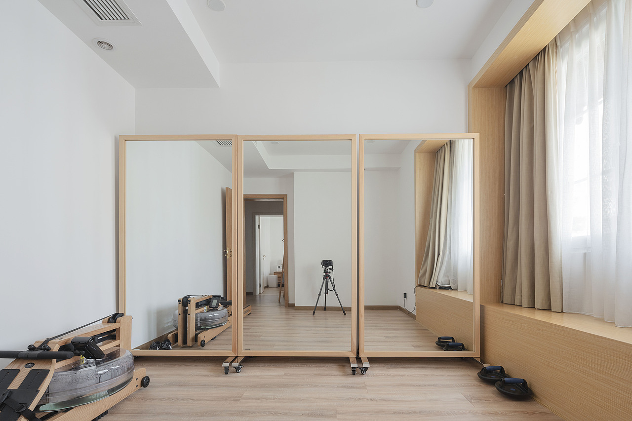 儿童房目前是女主人的舞蹈室。舞蹈室设计初衷:“如果你可以沉浸在舞蹈里面,你就会开始看到你自己和你的身体是彼此分开的”。