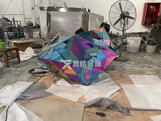 广场景观不锈钢雕塑 七彩镜面不锈钢几何切面石头雕塑