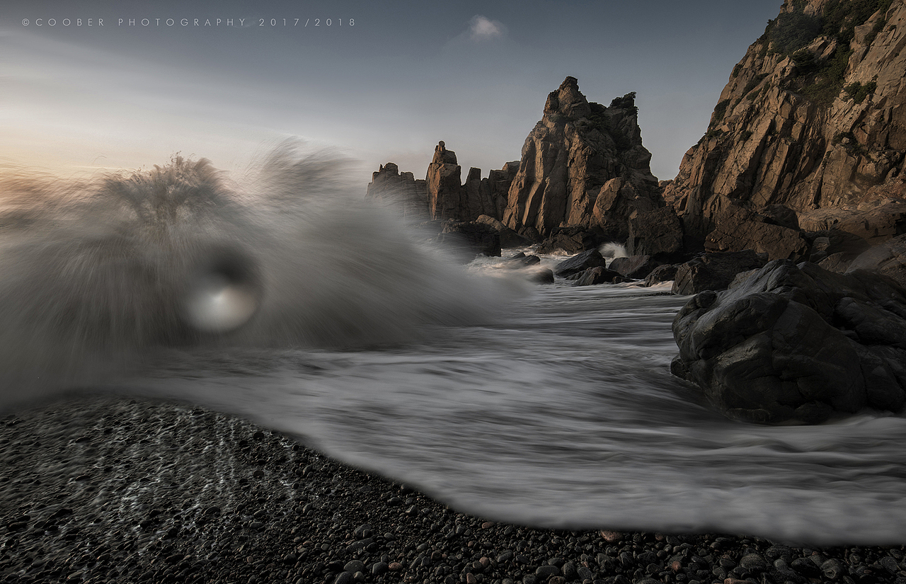 同样的地方,不同的机位、呈现不一样的视觉效果。有朋友问我照片上的水珠为什么不去掉,我跟他说,去掉就没有强烈的现场视觉冲击了,大家觉得呢?