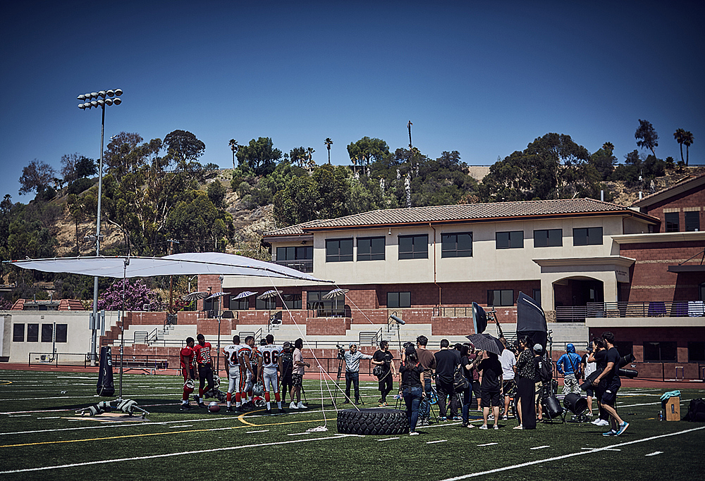 这就是拍摄的全景图,大片不是简简单单就能拍出来的,需要很多人配合,大家平时看到的只有镜头前呈现的美照,但是后面有多少工作人员配合,有没有想过,再厉害的将军,也需要士兵的配合!