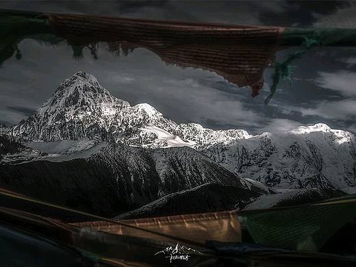 经幡与雪山