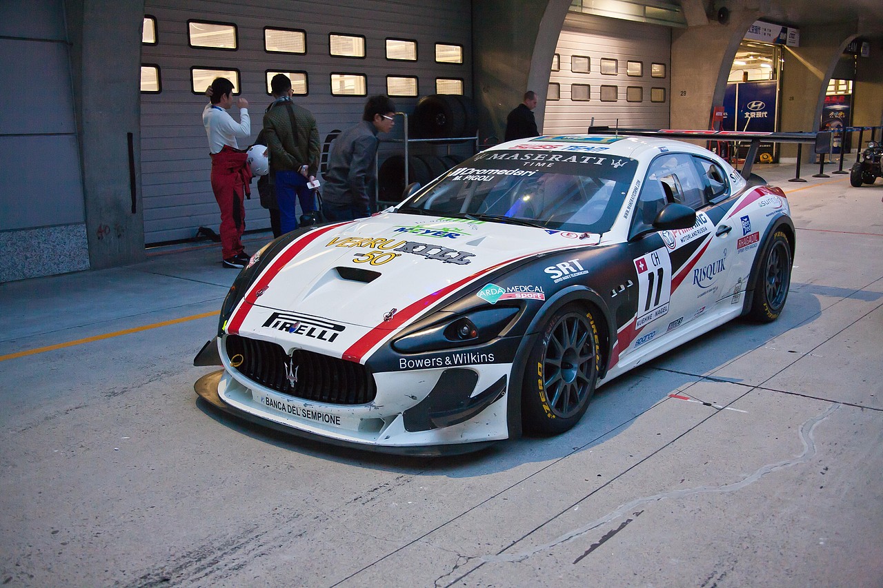 上赛道里的车（图ZMTYxODEwMzY=） - 风光摄影 - 站酷设计师bellxy原创素材 - 站酷ZCOOL