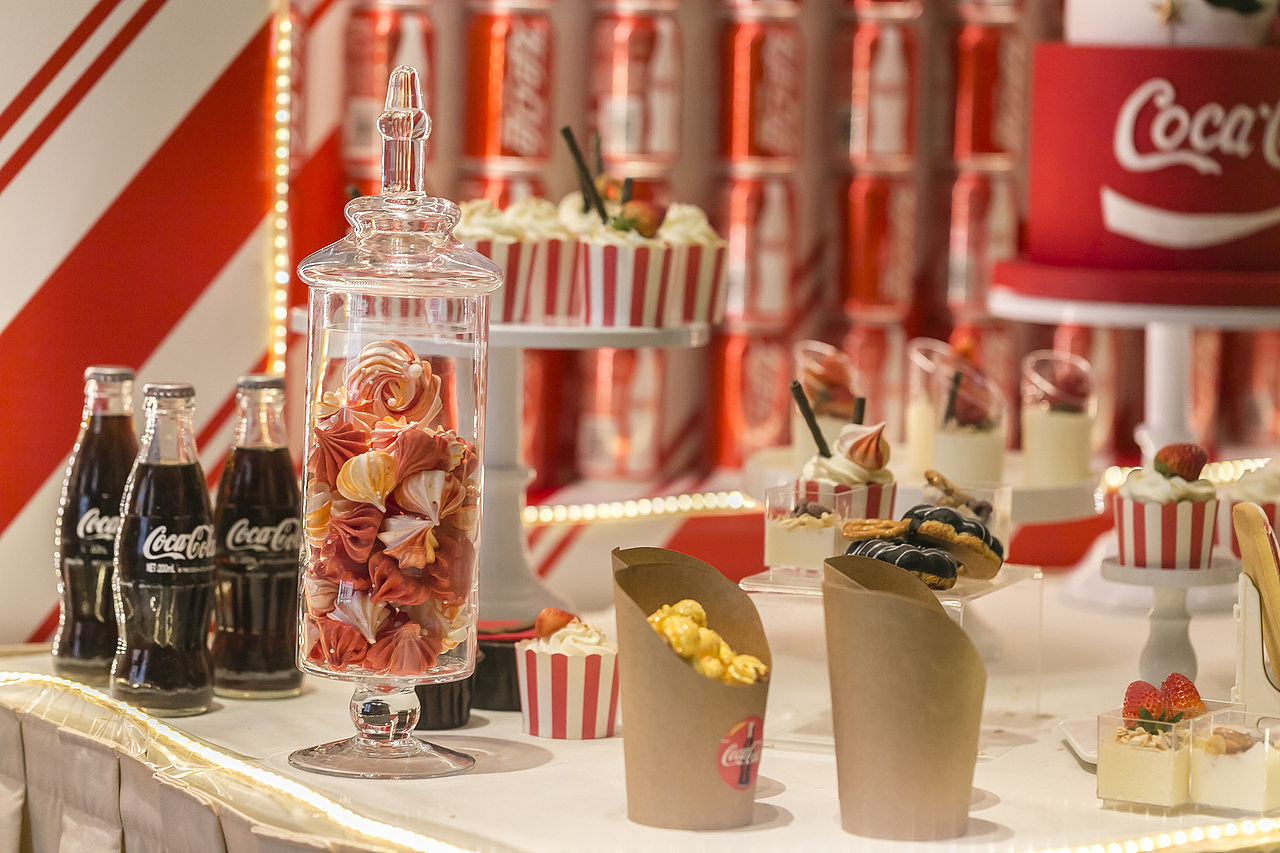 可口可乐主题甜品台（图ZMTYwNDI5MjI4） - 产品摄影 - 站酷设计师粥小卜原创素材 - 站酷ZCOOL