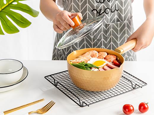 金色雪平锅（个人主页-ZNTE0OTE4ODg=） - 产品摄影 - 站酷设计师洛觉思原创素材 - 站酷ZCOOL