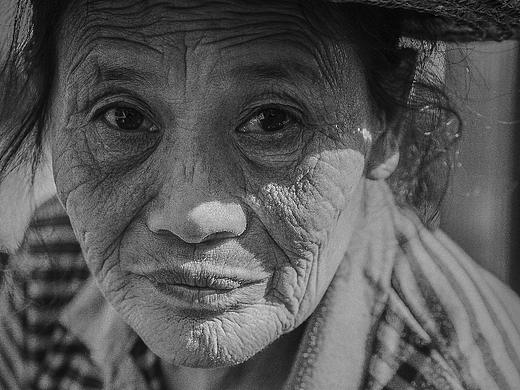 走在老街，拍一些照片给岁月