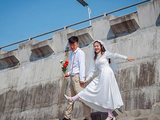 | 一起看海 | 自拍海边情侣婚纱照