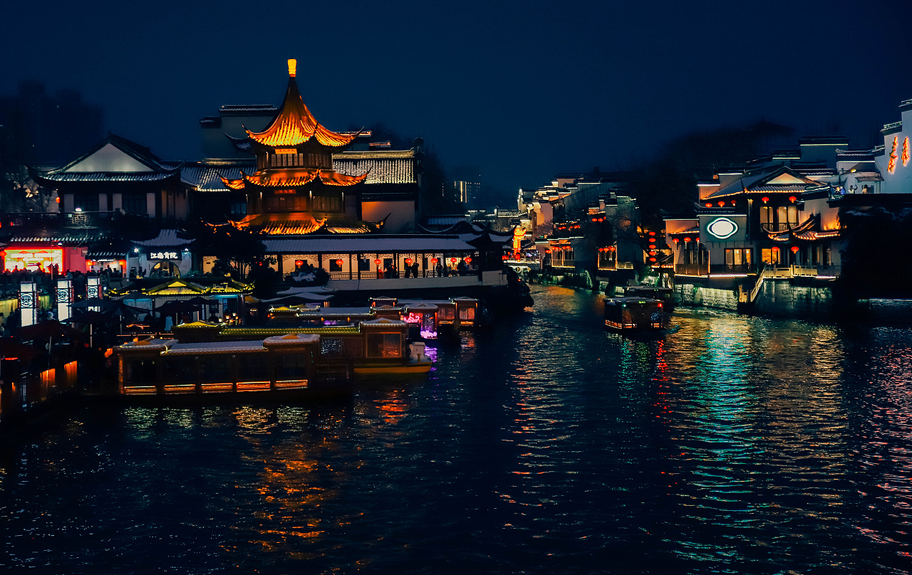 南京春节秦淮灯会，再现百年秦淮河畔，引上万游客前来赏灯