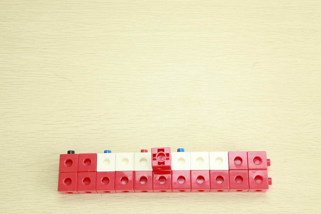 一款简单的玩具组装定格动画制作。