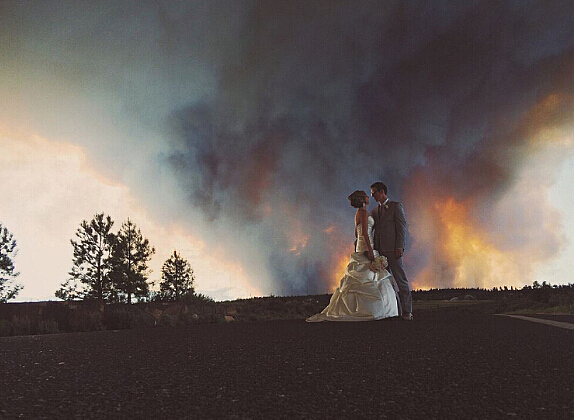 <br><br>此前,曾有一对新婚夫妇在婚礼现场突然遇上大火,也成就了他们的“疯狂浪漫”照片。<br><br>如果你的婚纱照现场遇到了这样的突发事件,是否也会选择来一场“疯狂浪漫”呢?<br><br>